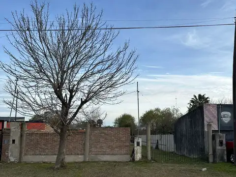Venta terreno con construcción en sauce viejo
