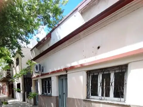 Frente entrada independiente  el comedor puede ser 2 dormi