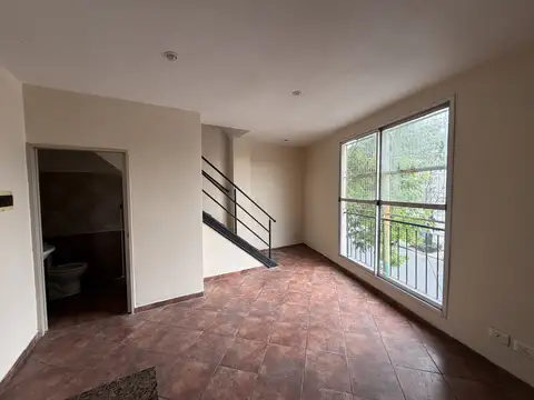 Ph en venta de 2 ambientes al frente con terraza. sin expensas