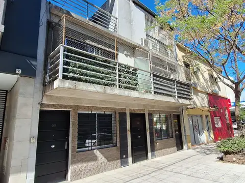 Departamento 2 amb. tipo casa pb al frte, con entrada independiente toilette, baño en suite , lav. y patio
