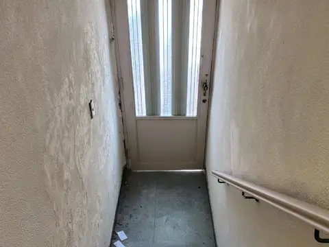Piso unico con entrada independiente – en muy buen estado- con posibilidad ampliar – sin expensas