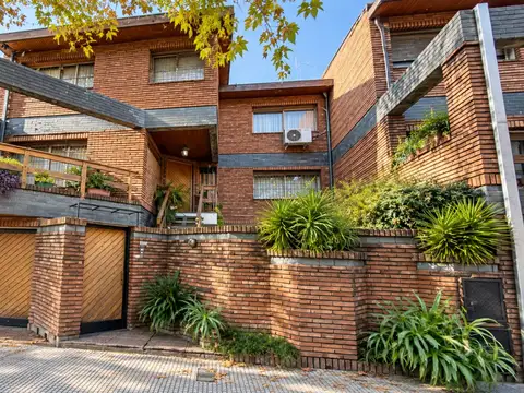Venta casa triplex 5 amb. de categoria liniers