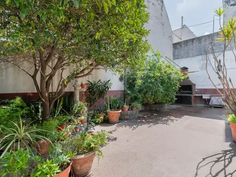 Casa en venta de 3 ambientes con cochera cubierta y jardin con parrilla - parque avellaneda