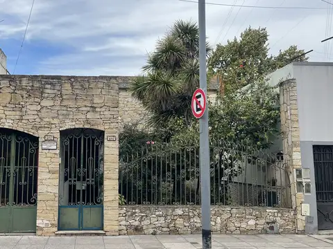 Casa en lote propio con 2 viviendas y potencial para 3 ph