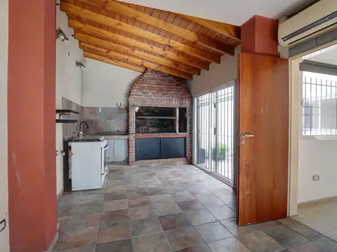 Venta casa 4 ambientes con cochera en villa real