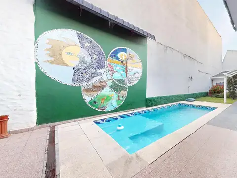 Casa con quincho y pileta en mataderos