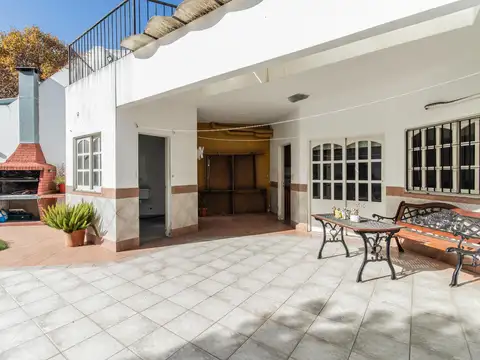 Casa en venta de 5 ambientes con jardín, suite y cochera cubierta en villa luro