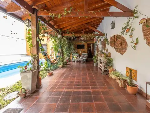 Venta casa 4 amb en lote propio con pileta y 2 cocheras