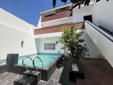Casa en flores cochera 6 autos - quincho y pileta