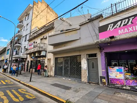 Local comercial sobre rivadavia 130 m2 2 plantas 3 baños