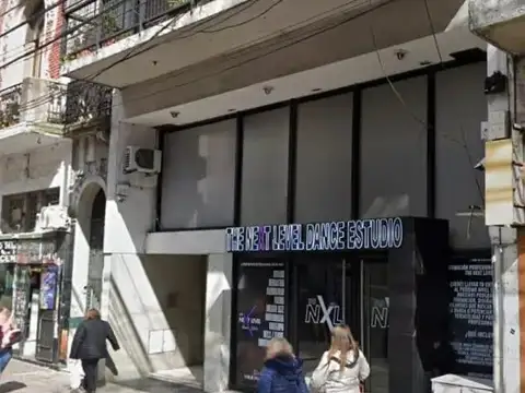 Local comercial de 240 m² en planta baja y 7 metros de frente – flores