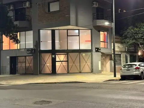 Local comercial en esquina | 2 plantas