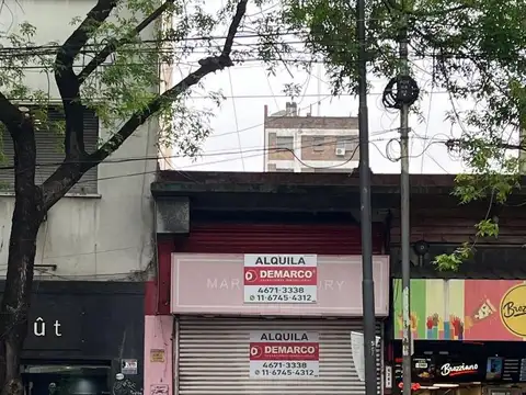 Local 149 m2.cubiertos con entrepiso y patio descubierto