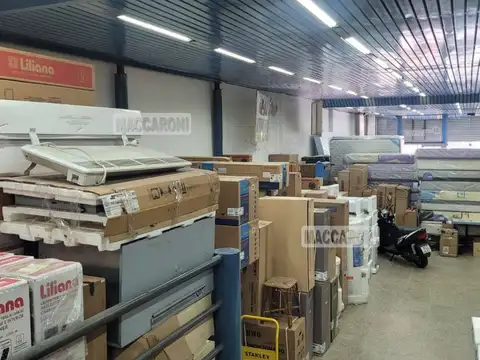 Excelente local sobre avenida