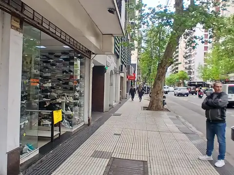 Alquiler de local comercial  140m2 5m frente sobre av. corrientes en almagro centro
