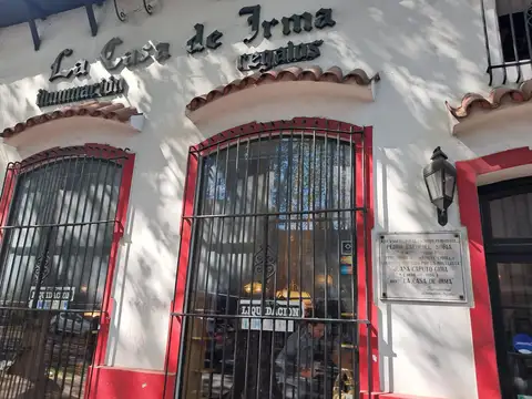 Excelente local con patio y gran terraza