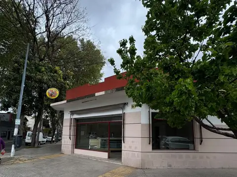 Local comercial en esquina por monte castro