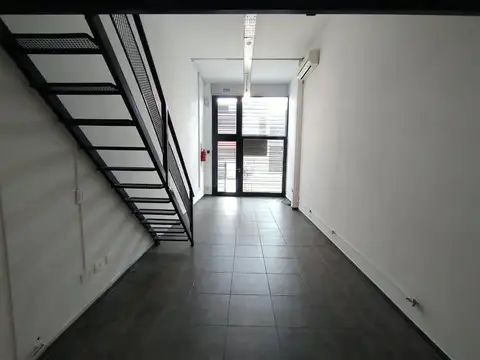 Excelente local comercial con entrepiso en liniers | vidriado y persiana automatizada