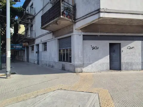 Local en esquina con doble entrada