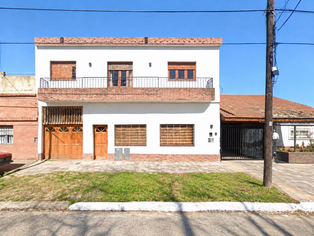 CASA EN VENTA TEMPERLEY CON PISCINA