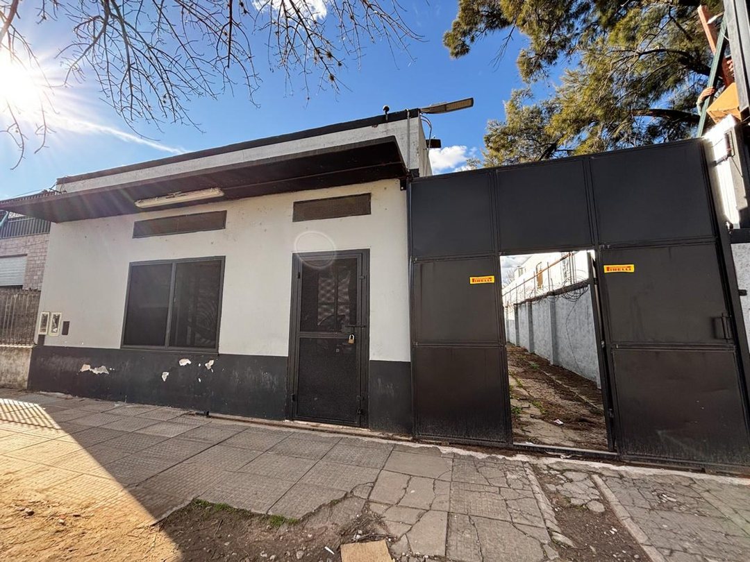 Venta galpon con oficinas y local a la calle Merlo