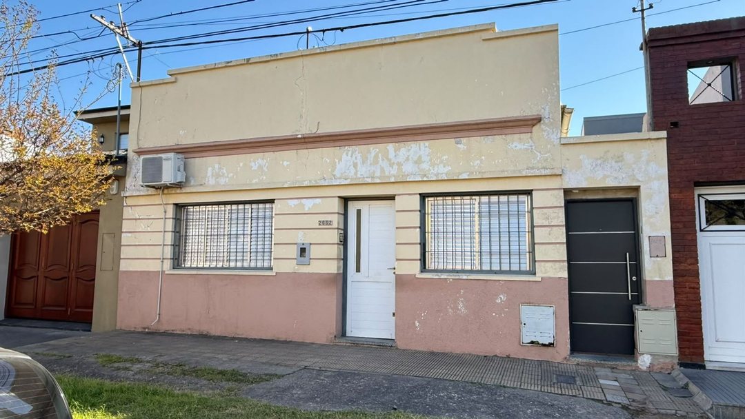 CASA EN VENTA DE 2 DORM. EN BARRIO MAYORAZ