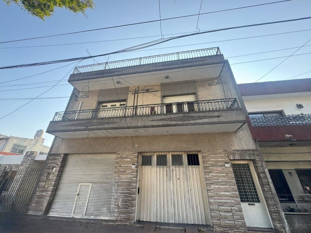 VENTA PH 5 AMBIENTES CON TERRAZA Y LOCALES PB
