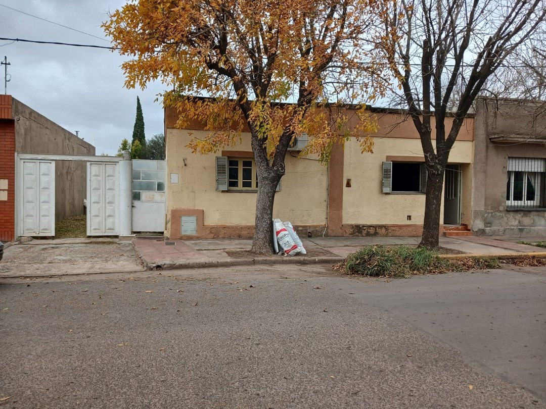 VENTA CASA A RECICLAR FRENTE A ESCUELA EN FIRMAT