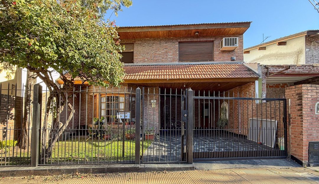 VENDE CASA 5 AMB/A. CREDITO/PERMUTA/MULTIFAMILIA