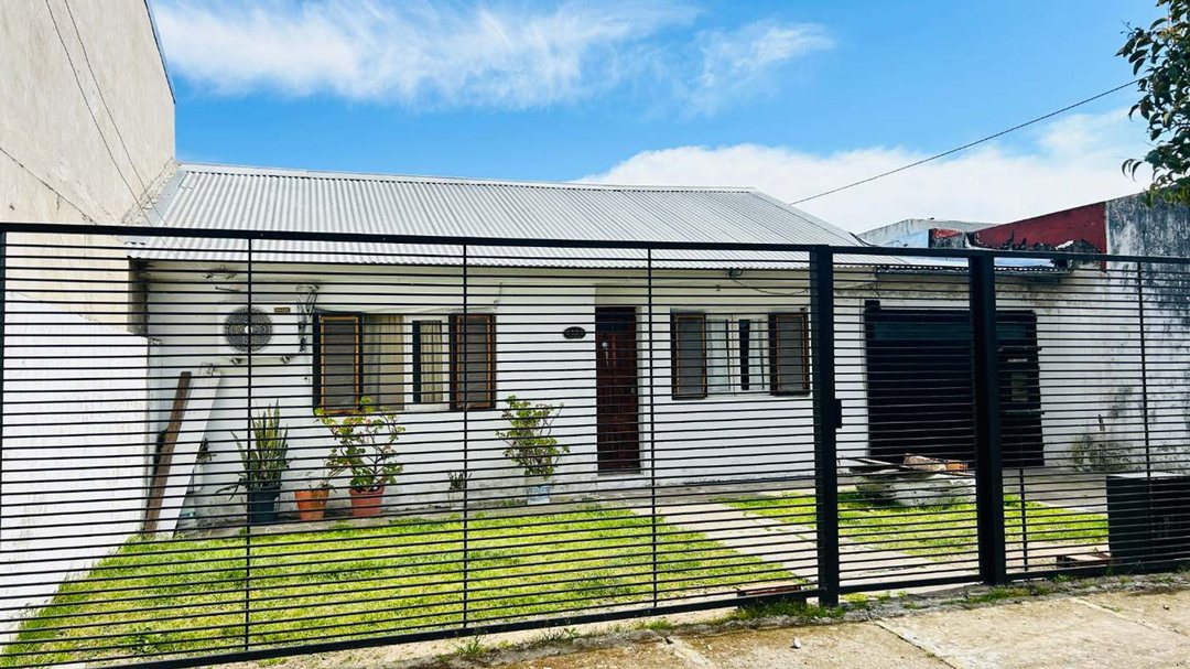 CASA 2 DORMITORIOS EN VENTA BERISSO CON PARQUE