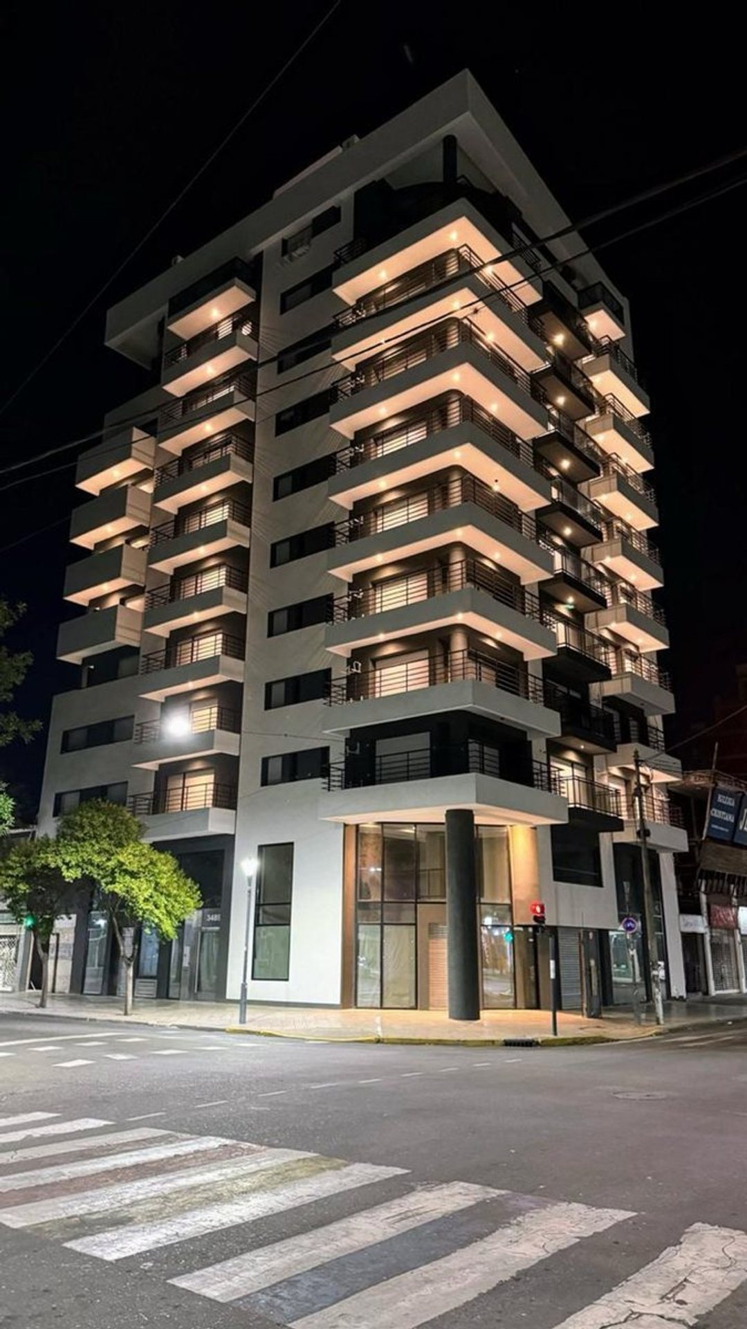 Venta monoambiente amoblado con balcón al frente.