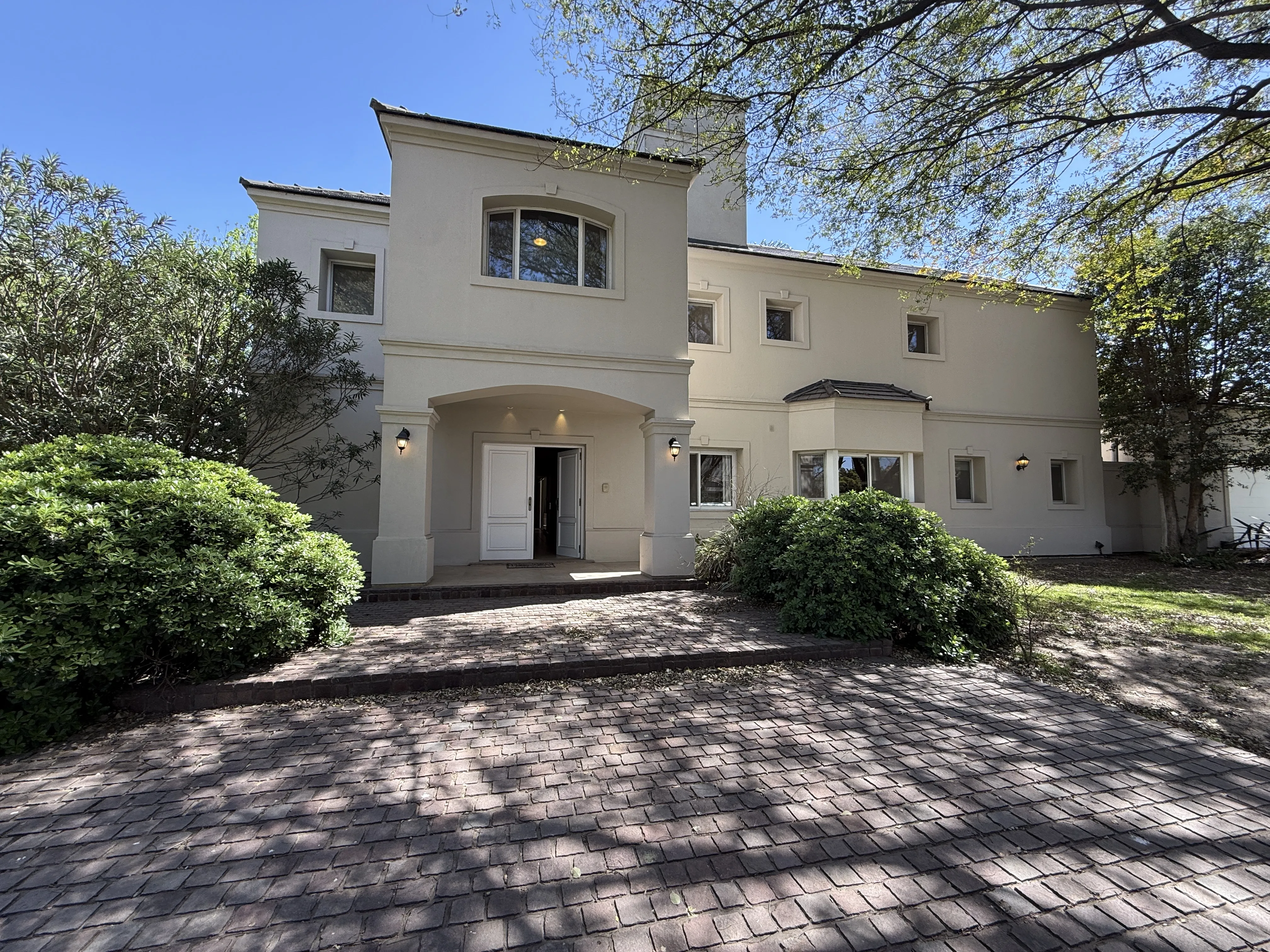 BARRANCAS DEL SUR – CASA PREMIUM DE 3 DORMITORIOS + SERVICIO