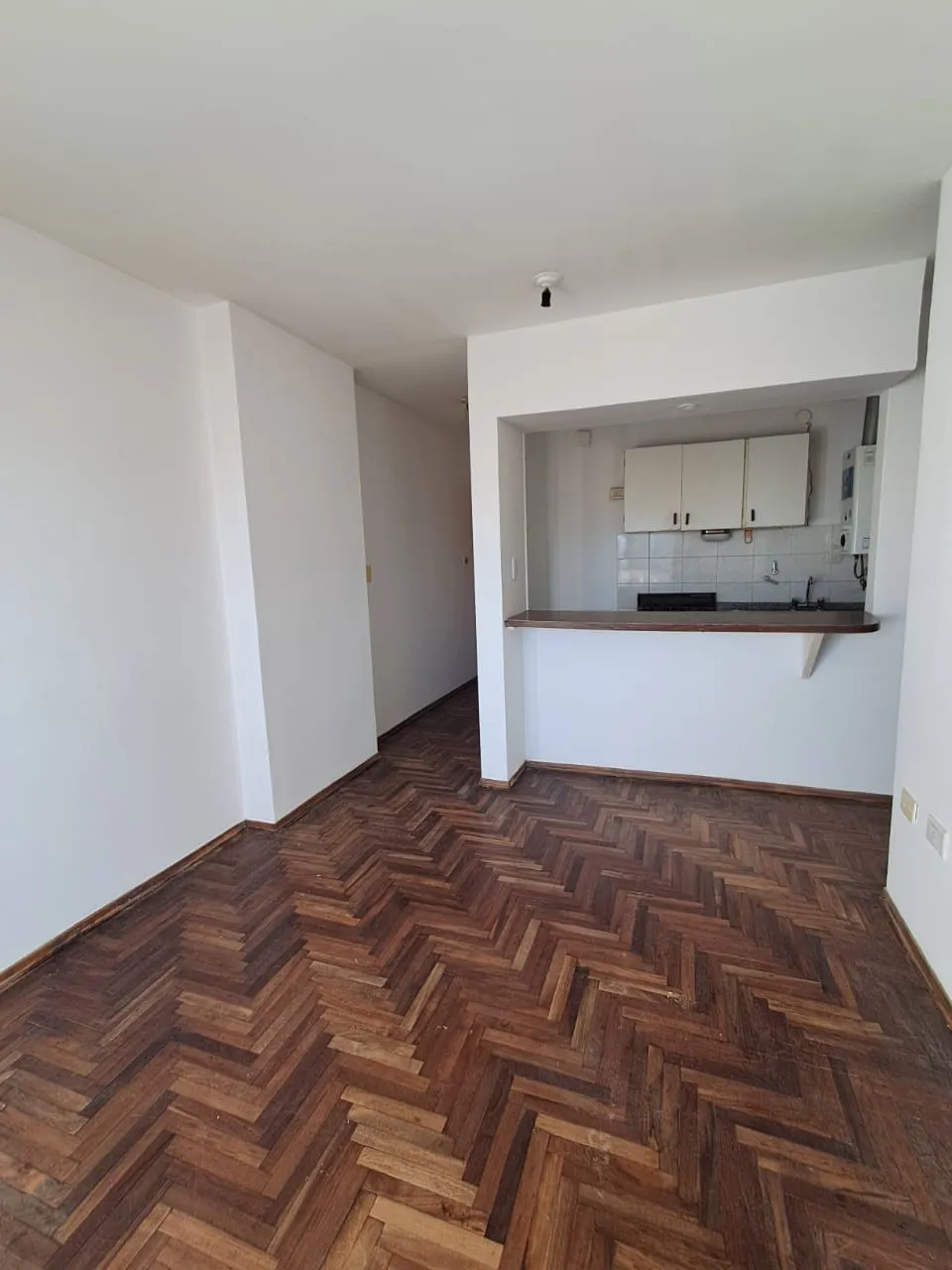 BV SAN JUAN 651 - UN DORMITORIO CON BALCON