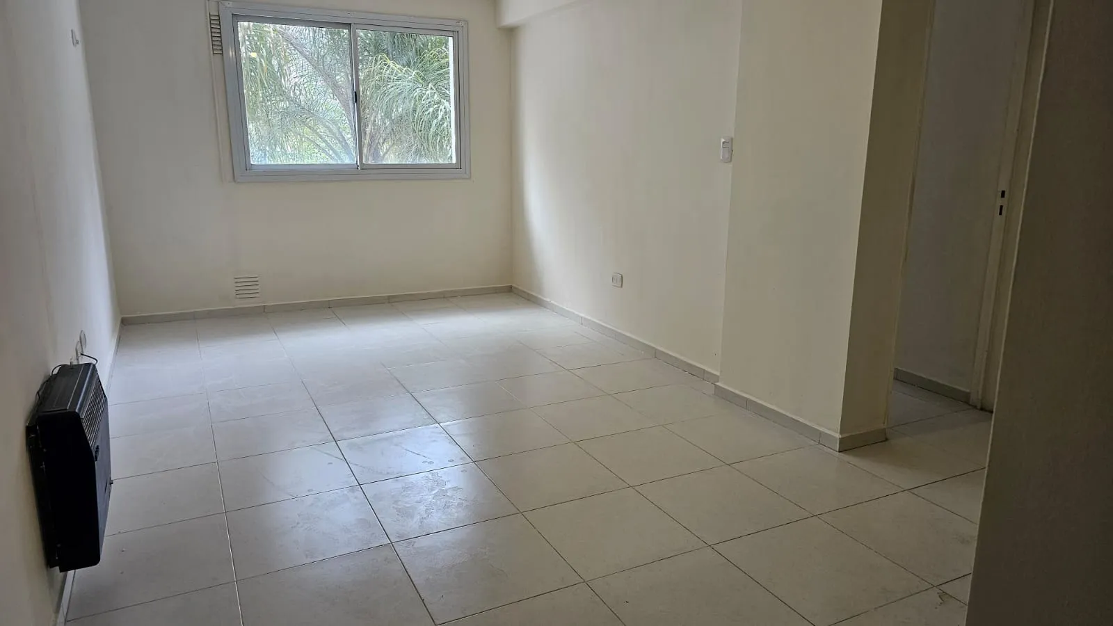 Alquilo en Complejo VillaSol, un departamento en Planta Baja, de un dormitorio con balcón cerrado.