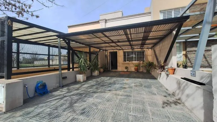 DÚPLEX EN VENTA EN VALLE CERCANO – Bº EL TRIUNFO – 2 DOR-PILETA Y COCHERA – 125 M²
