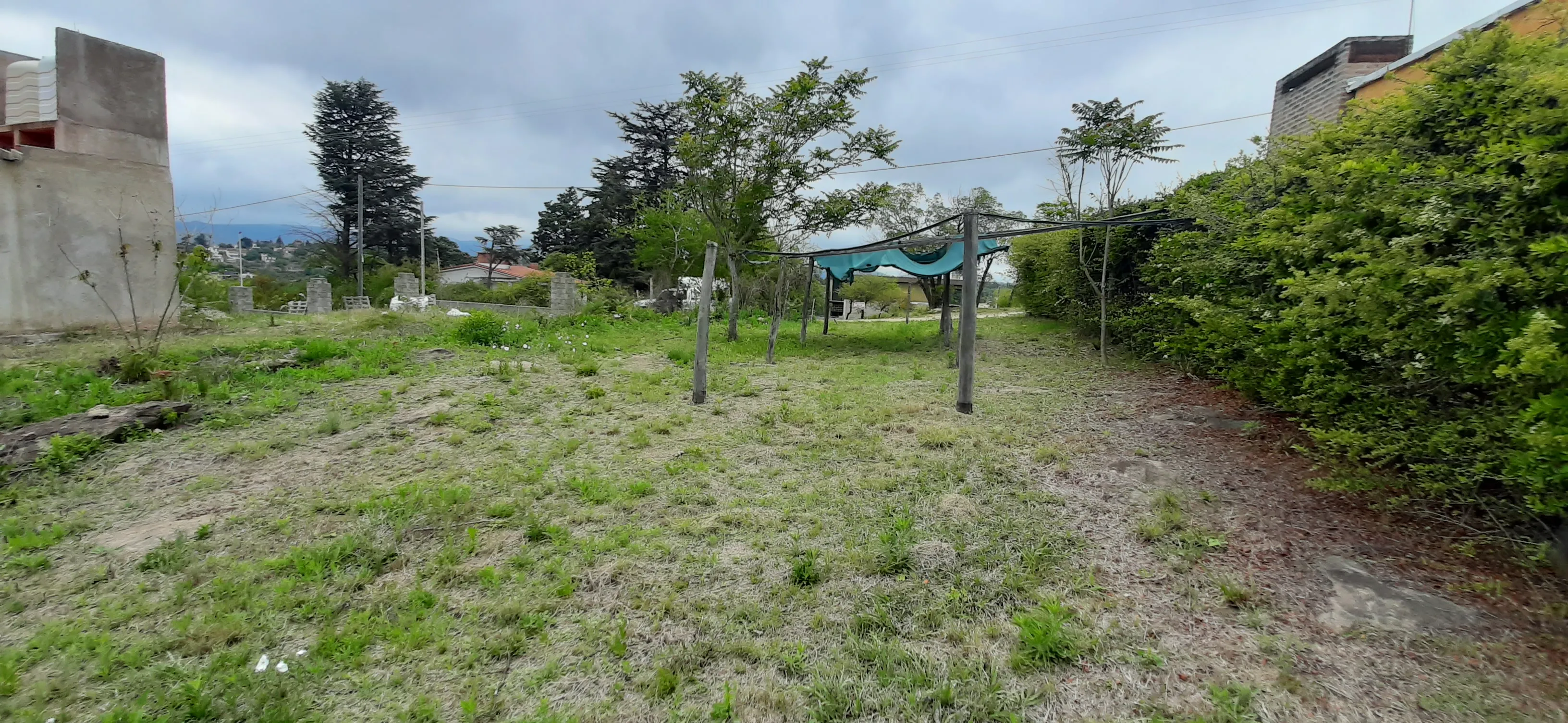 Vendo lote de 850mts con Escritura y Vista al Lago.