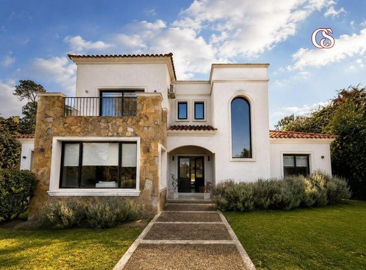 Casa · 380m² · 5 Ambientes · 2 Cocheras