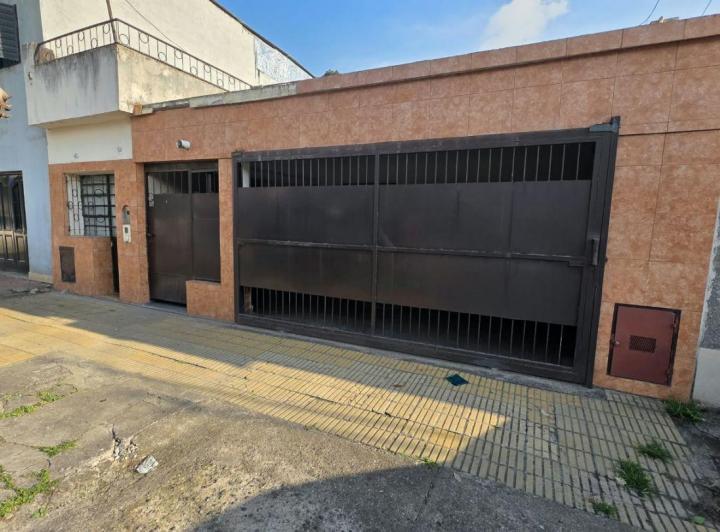Casa · 418m² · 16 Ambientes · 1 Cochera