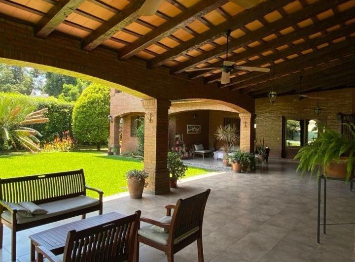 Casa · 1500m² · 9 Ambientes · 2 Cocheras