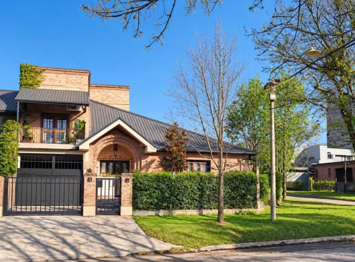 Casa · 280m² · 5 Ambientes · 1 Cochera