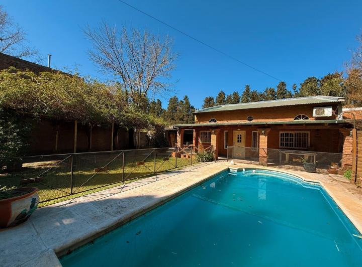 Casa · 100m² · 10 Ambientes · 3 Cocheras