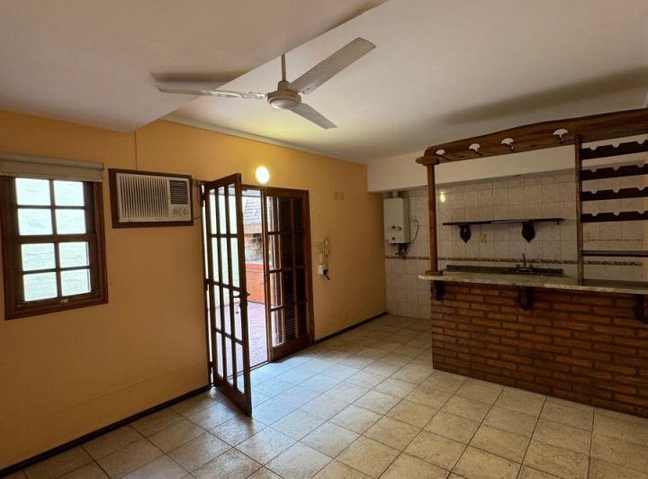 Casa · 90m² · 9 Ambientes · 1 Cochera