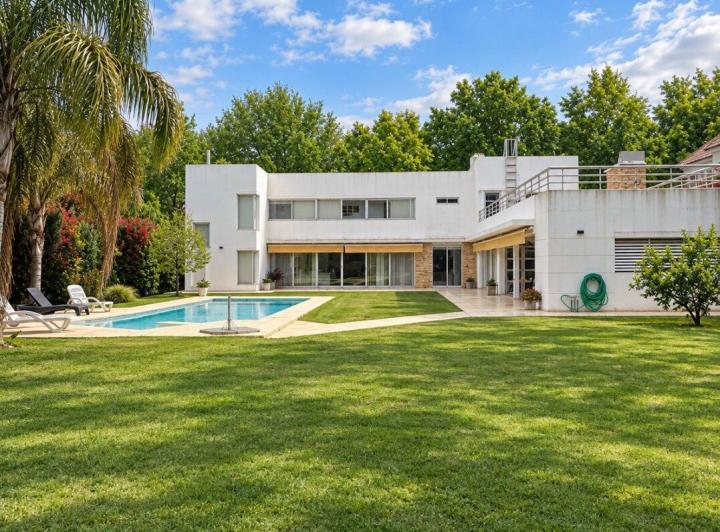 Casa · 550m² · 7 Ambientes · 2 Cocheras