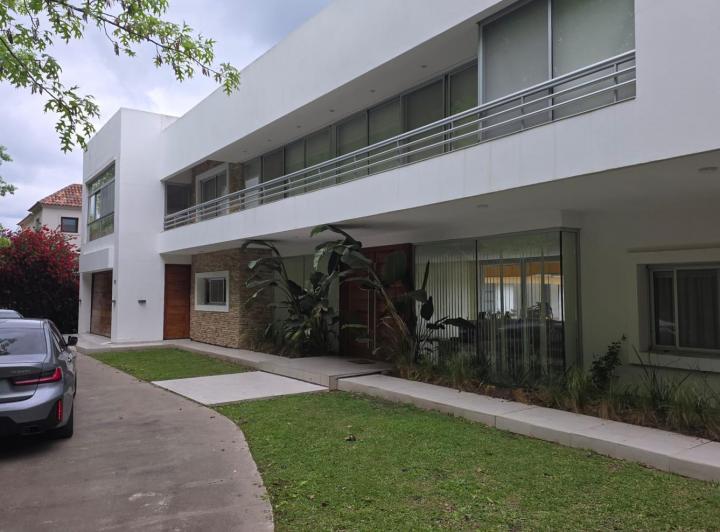 Casa · 2200m² · 10 Ambientes · 2 Cocheras