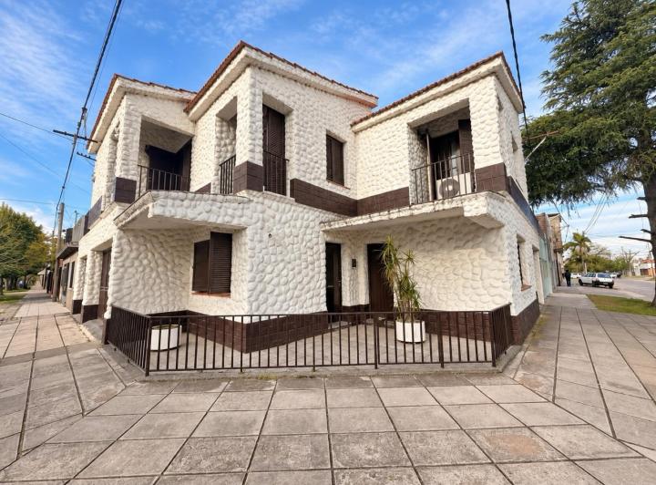 Casa · 247m² · 7 Ambientes · 4 Cocheras