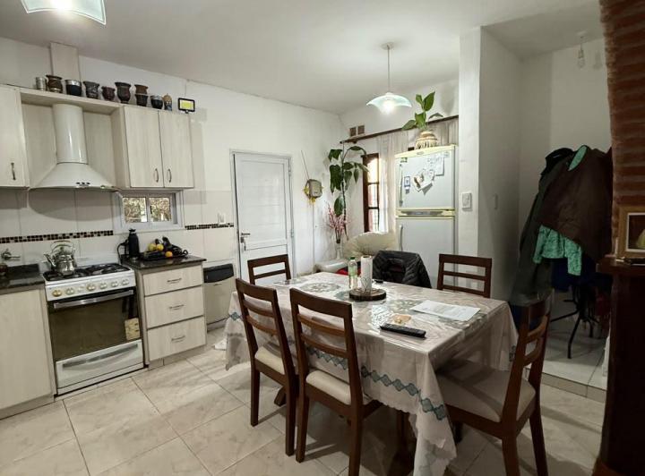 Casa · 215m² · 8 Ambientes · 3 Cocheras