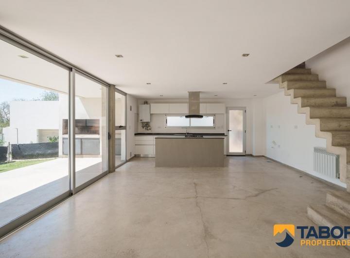 Casa · 170m² · 4 Ambientes · 2 Cocheras