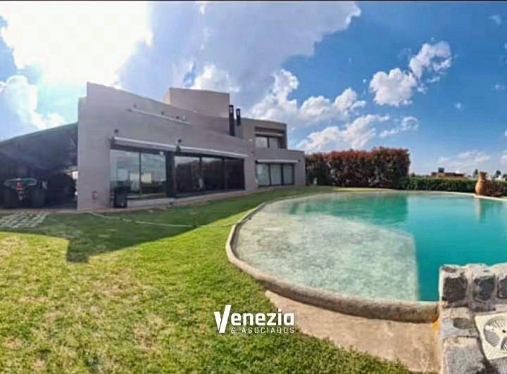 Casa · 450m² · 10 Ambientes · 4 Cocheras