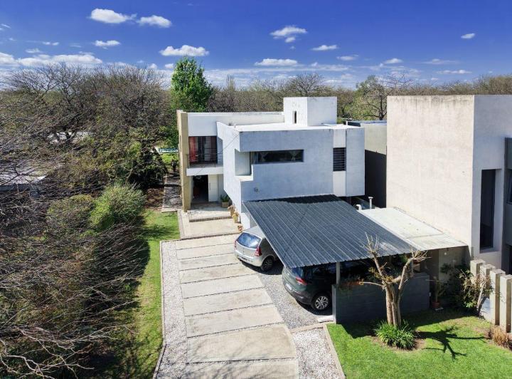 Casa · 197m² · 6 Ambientes · 2 Cocheras