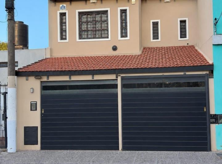 Casa · 138m² · 6 Ambientes · 2 Cocheras
